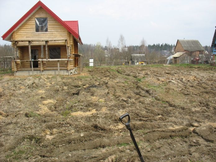 Rumah dengan plot untuk penjajaran