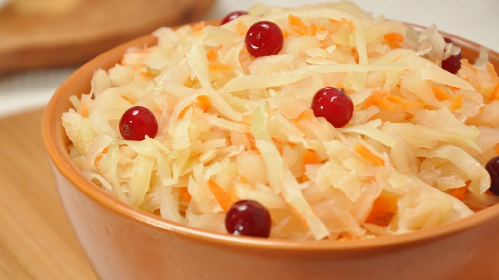 Sauerkraut dengan lingonberry dalam mangkuk