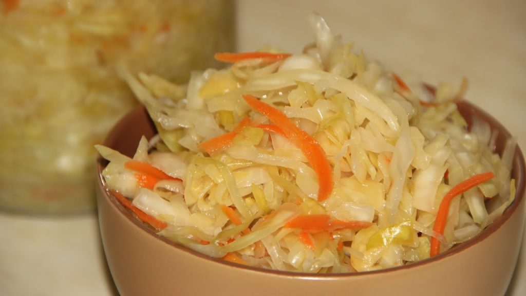 Sauerkraut dalam mangkuk