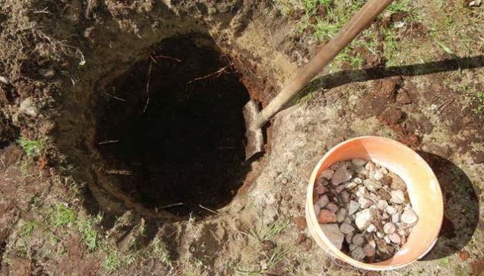 Penanaman lubang dan bekas batu hancur