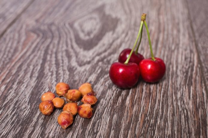 Lubang ceri dan buah-buahan